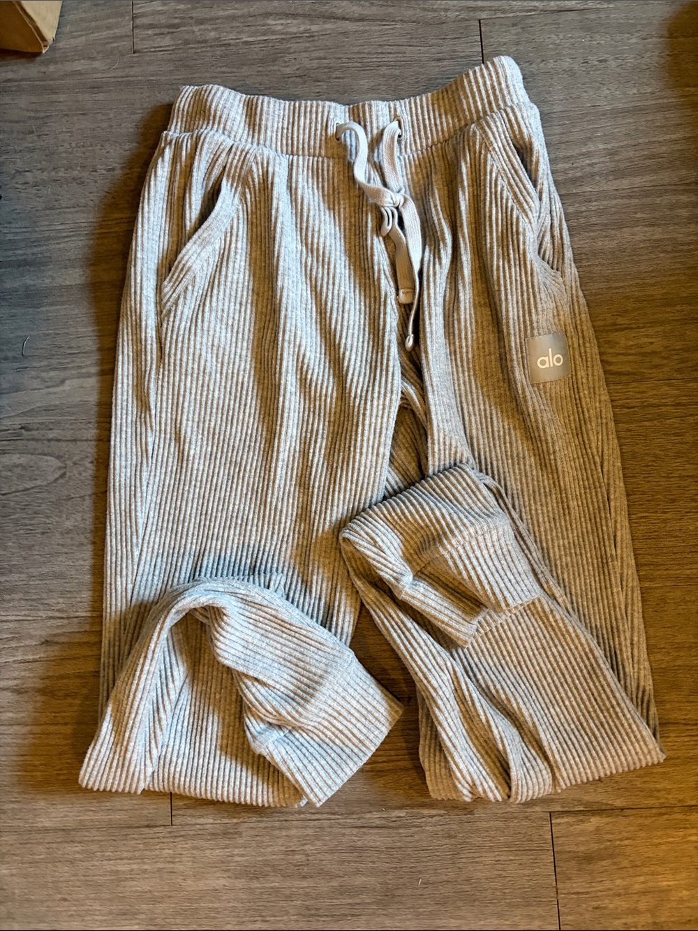 ALO Yoga Ribbed Jogger Pants in Light Gray
